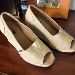 Gorgeous quality Beige espadrille wedges by Dawgs